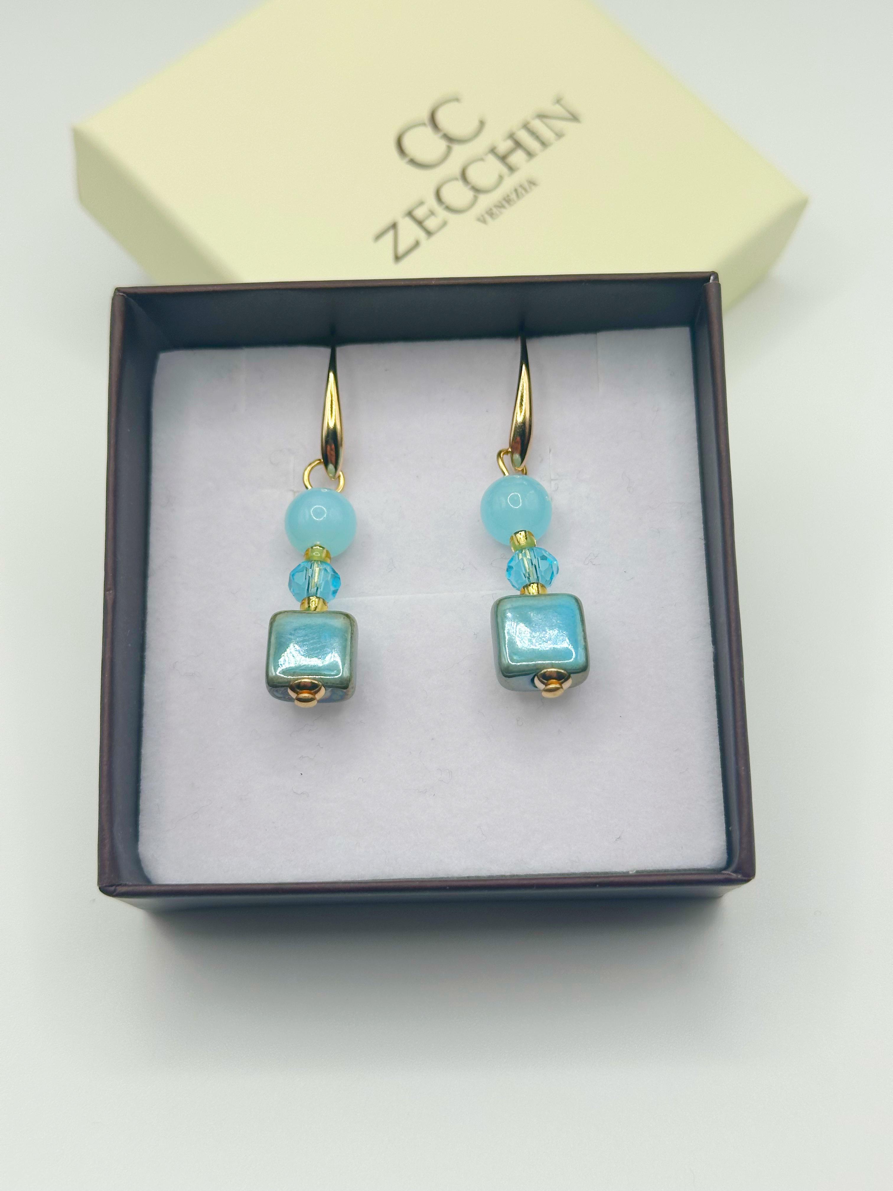 Orecchini Mikonos con perle cubiche in vetro di Murano, colore celeste